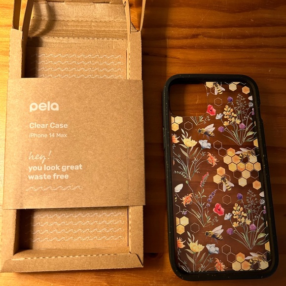 Compostable Pela Case Cleaning IPhone 14+/ 14 Max Bee Pela Case
